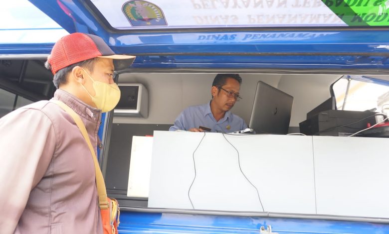Photo of Mas Dhito Permudah Layanan Izin Usaha, Petugas Jemput Bola ke Masyarakat