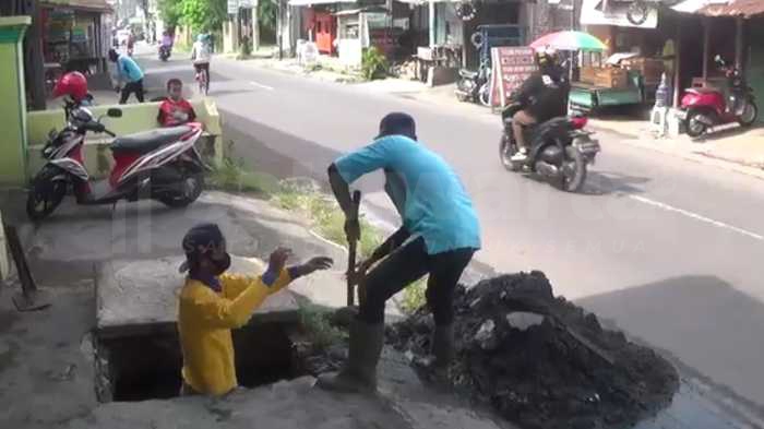 Photo of Antisipasi Genangan, Ratusan Titik Drainase Dikeruk