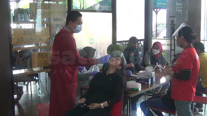 Photo of Waspada Varian Baru Jelang Nataru, Tes Swab Antigen Acak Sasar Pengunjung Mall