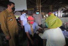 Photo of Kejar Target Vaksinasi Covid-19, Petugas Sasar Pengunjung Pasar Sapi