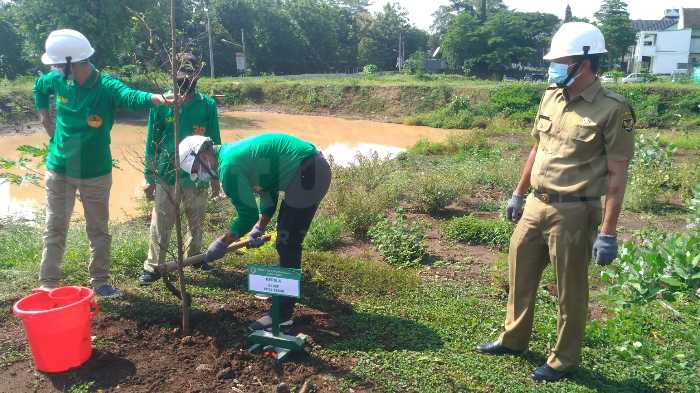 Photo of Hari Gerakan Sejuta Pohon, DLHKP Kota Kediri – Pelajar Tanam Pohon Bersama