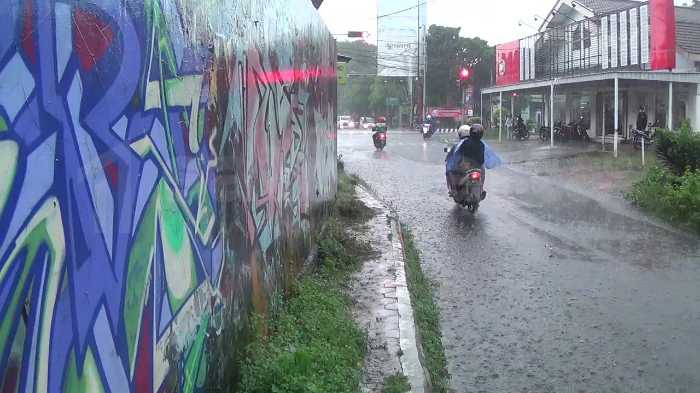 Photo of Curah Hujan Tinggi, Warga Kota Kediri Diminta Berhati-hati Saat Beraktivitas di Luar