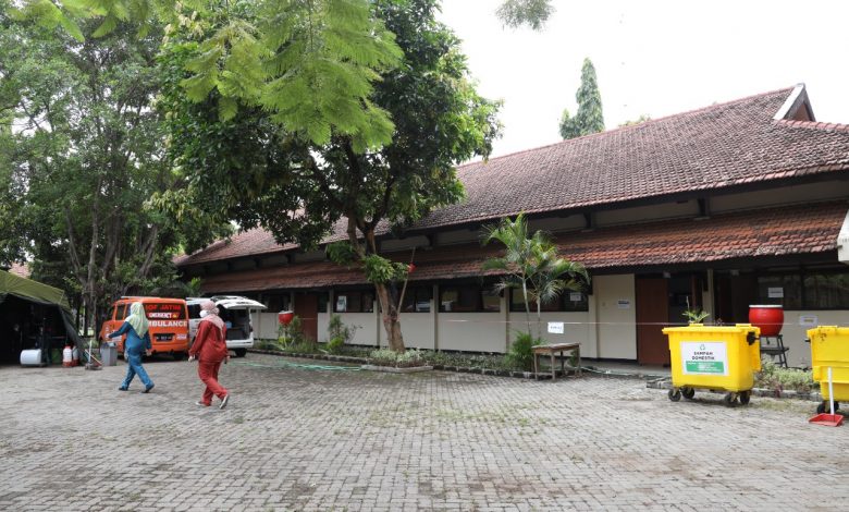 Photo of Waspada Omicron, Call Center dan Isoter Kota Kediri Disiapsiagakan