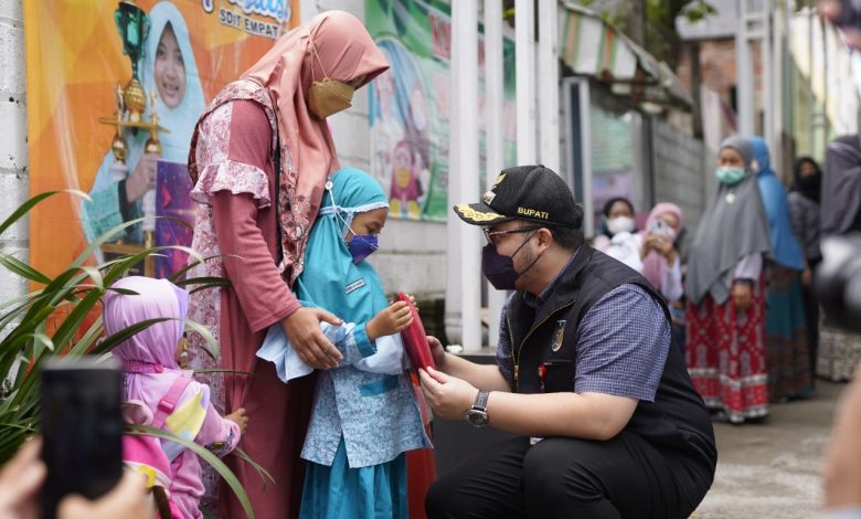 Photo of Semangati Pelajar Saat Vaksinasi Covid-19, Mas Dhito Beri Hadiah Buku Tulis