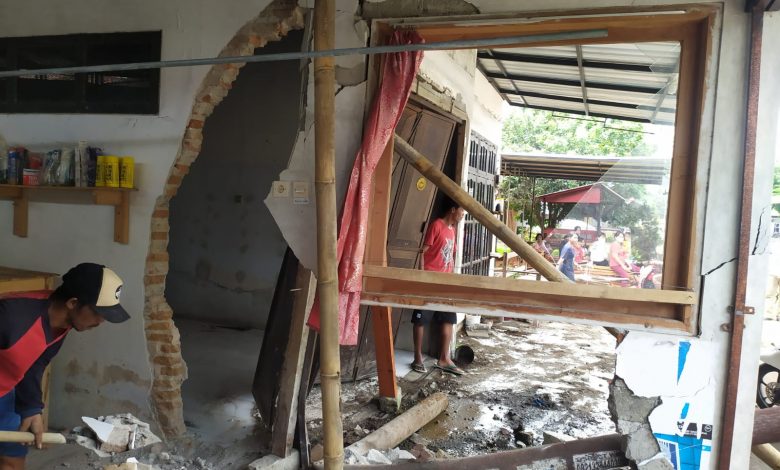 Photo of Diduga Sopir Mengantuk, Honda CRV Hajar Toko di Ringinrejo