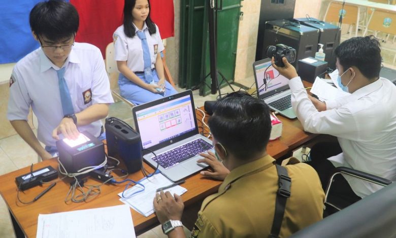 Photo of Jemput Bola, Dukcapil Rekam KTP-el Siswa SMA di Sekolah