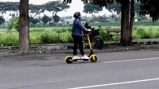 Photo of Nekat di Bundaran SLG, Pengguna Skuter Listrik Bakal Ditindak