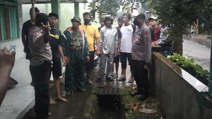 Photo of Ortu Berhenti Untuk Pakai Jas Hujan, Balita Tewas Terseret Arus Selokan