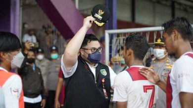 Photo of Lolos 16 Besar+Ultah Pernikahan, Dihadiahi Topi Bupati