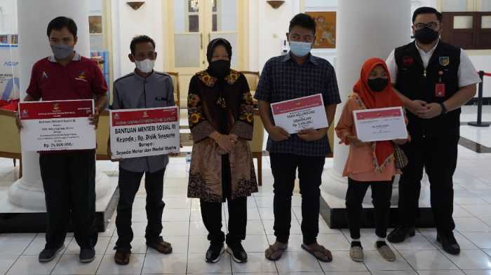 Photo of Mensos Risma-Mas Dhito Serahkan Bantuan Atensi Untuk 5 Penerima Manfaat