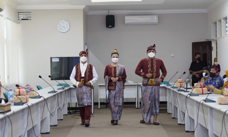 Photo of Pakaian Khas Kab Kediri Ditetapkan, Mas Dhito Minta Segera Dipatenkan