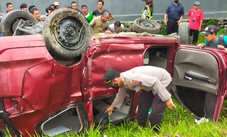 Photo of Mobil Dihantam KA, 4 Penumpang Luka-luka