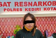Photo of Simpan Sabu di Celana, Wanita Tulungagung Dibekuk Jajaran Polres Kediri Kota