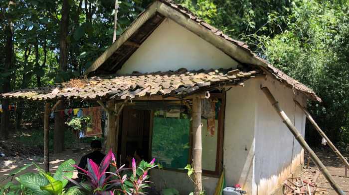 Photo of Derita Keluarga Zaenal, Bertahan Hidup di Rumah Hampir Roboh