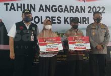 Photo of Bupati Kediri Hadiri Penyerahan BT-PKLWN Kepada Ribuan Penerima Manfaat
