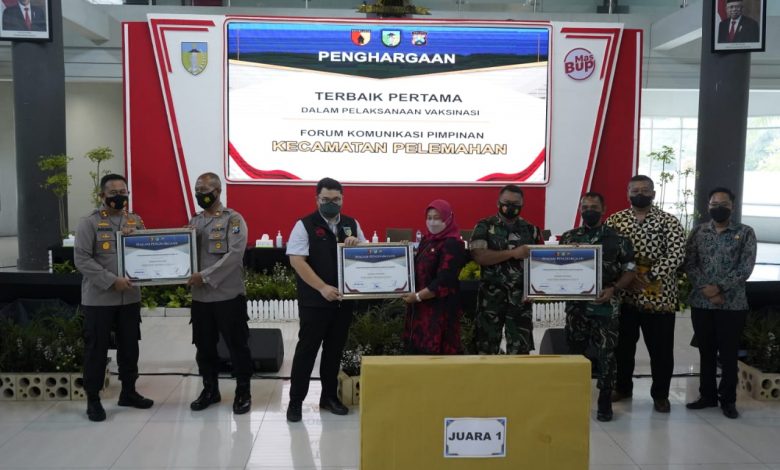 Photo of Mas Dhito Serahkan Reward Kecamatan Dengan Percepatan Vaksinasi&nbsp; Terbaik