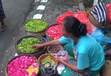Photo of Jelang Bulan Ramadhan, Penjual Bunga Laris Manis