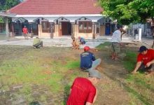 Photo of Jelang Ramadhan, Masyarakat Lintas Agama di Kediri Kerja Bakti Bersihkan Masjid Desa