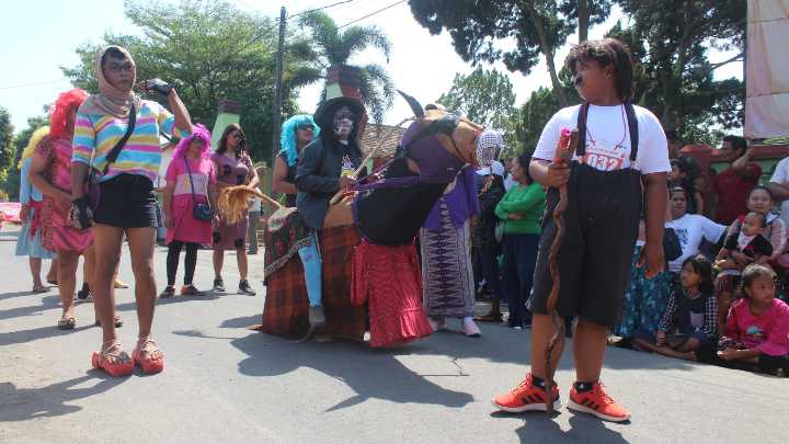 Photo of Ratusan Grup Berkostum Unik dan Lucu Meriahkan Lomba Jalan Kocak