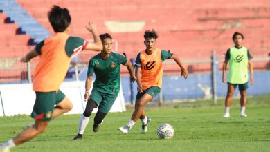 Photo of Turut Berkabung, Skuad Persik Doa Bersama – Kenakan Pita Hitam Saat Latihan
