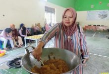 Photo of Pemkab Kediri Beri Pelatihan Olahan Nanas Untuk Wanita Tani Lereng Kelud