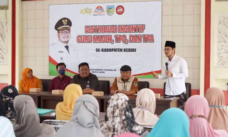 Photo of Mas Dhito Kembali Salurkan Bisyaroh, Penerima Sekaligus Tercover BPJS Ketenagakerjaan