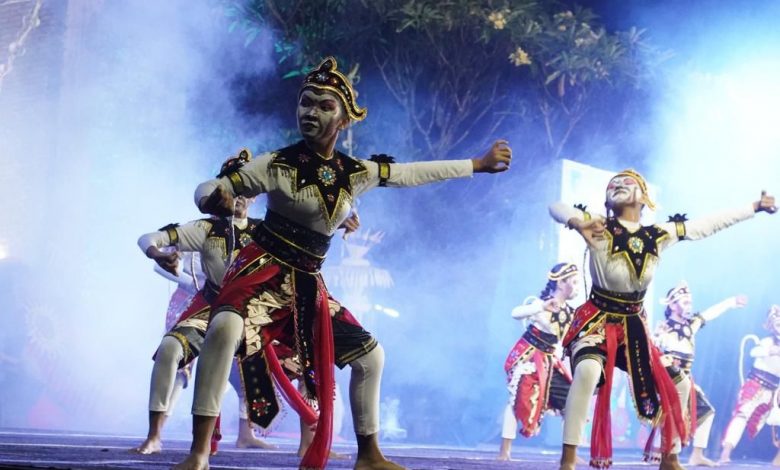 Photo of Dukung Pelestarian Seni Tradisional Lewat Sajian Penampilan Kolosal