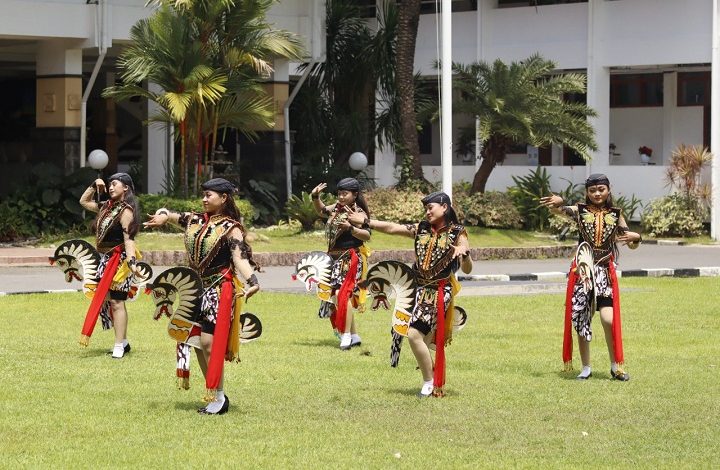 Photo of Akhir Pekan, Balai Kota Kediri Disemarakkan Puluhan Penari