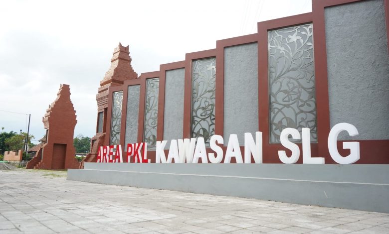 Photo of Masuk 2023, Mas Dhito Rampungkan Pembangunan Area PKL SLG