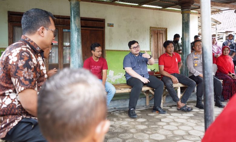 Photo of Serahkan Bantuan Untuk Warga Akibat Kerusuhan Ngadiluwih