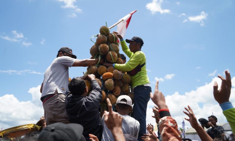 Photo of Sambut HUT Kab Kediri, Warga Puncu  Kebagian 1219 Durian Gratis