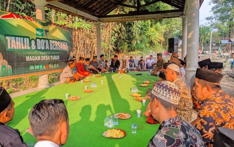 Photo of Sambut Ramadan, Ratusan Warga Tahlil Bersama-Bersihkan Makam Desa Turus