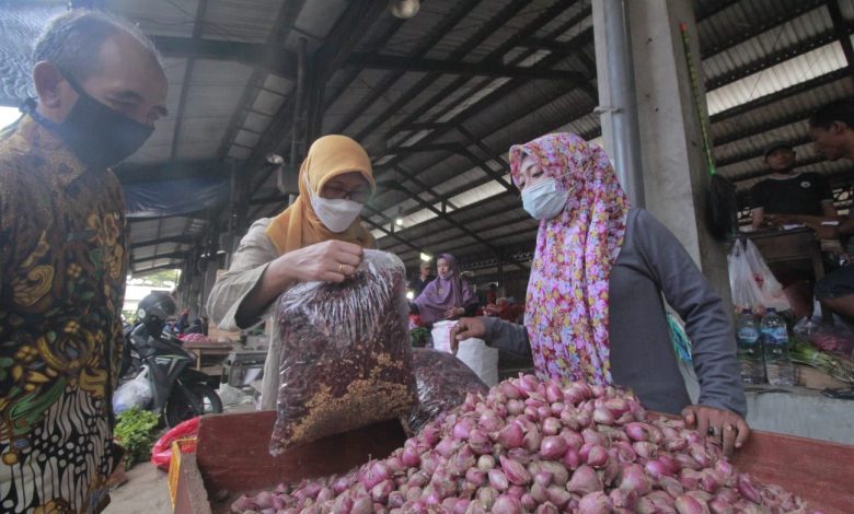 Photo of Pantau Harga Bapok, Mas Dhito Jangan Sampai Ada Gejolak