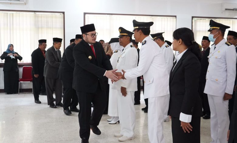 Photo of Mutasi, 71 Pejabat Pemkab Kediri Geser Posisi