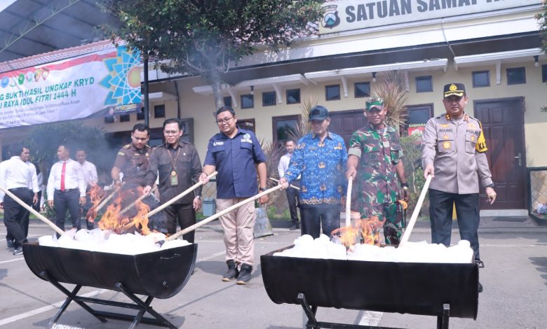Photo of Ribuan Botol BB Miras dan Narkoba Dimusnahkan