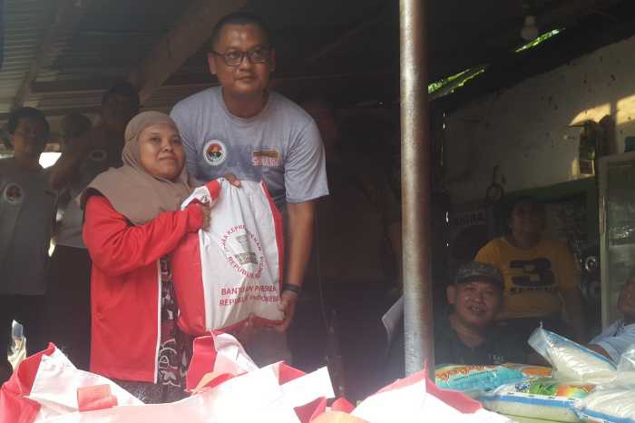 Photo of Wujud Peduli, Serahkan Bantuan Bahan Pokok Untuk Difabel Kota Kediri