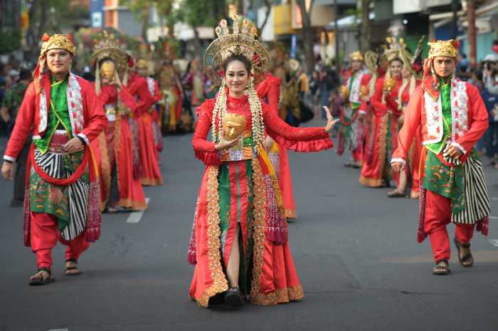 Photo of Usung Puspawarni Topeng Panji Tanah Jawi, Juarai Surabaya Vaganza 2023