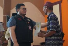 Photo of Serahkan Sertifikat PTSL, Mas Dhito: Jangan Jatuh Ke Rentenir