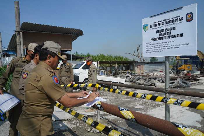 Photo of Beroperasi Tanpa Izin, Mas Dhito Tutup Permanen Usaha Pengecoran Beton