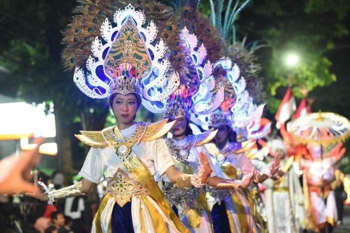 Photo of Kediri Nite Carnival 2023, Disemarakkan Gemerlap Kostum Bercahaya