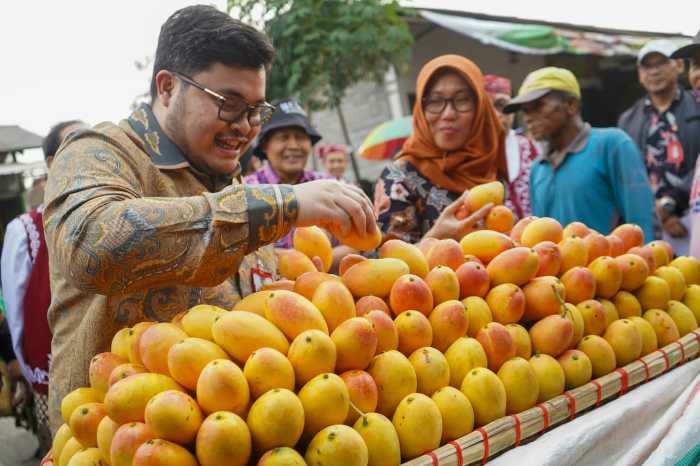 Photo of Sidak Pasar Banyakan, Mas Dhito Borong 2 Kwintal Mangga Podang