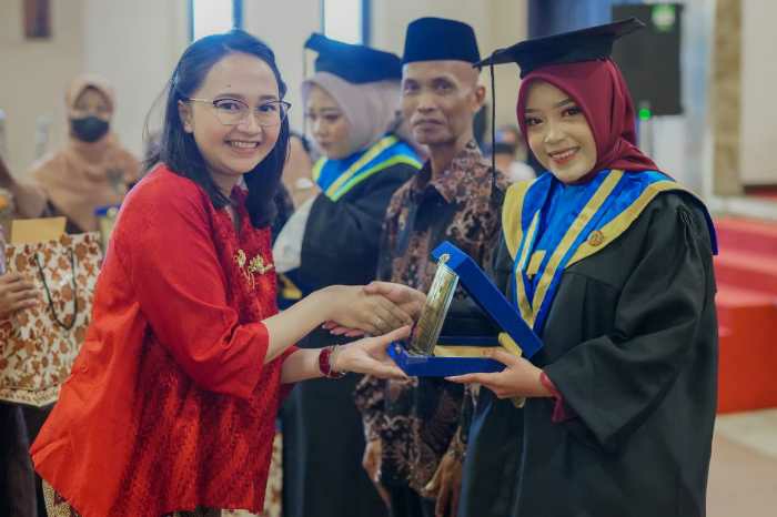 Photo of Wisuda Mahasiswa Stikes Pamenang, Mbak Cicha Harap 2 Hal Ini Ditingkatkan