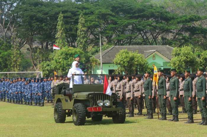 Photo of Gubernur Jatim Pimpin Upacara Pembaretan Ratusan Siswa SMA Taruna