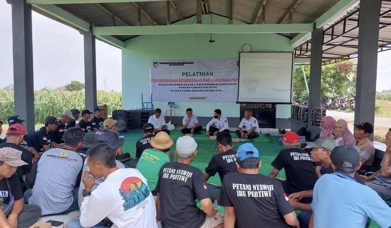 Photo of Tingkatkan Nilai Ekonomi Produk, DKPP Kabupaten Kediri Beri Pelatihan Petani Paron