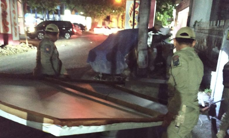 Photo of Muat Unsur Kampanye Dini, Bawaslu Kota Kediri Tertibkan Puluhan APK Pemilu 2024