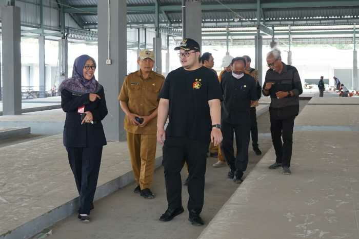 Photo of Pasca Pasar Wates, Mas Dhito Siapkan Revitalisasi 3 Pasar Lain