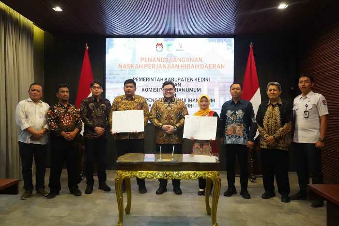 Photo of Serahkan Dana Hibah Pilkada 2024, Mas Dhito Harap Terjadi Peningkatan Partisipasi