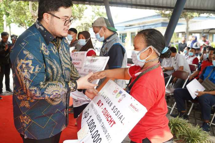 Photo of Mas Dhito Salurkan BLT DBCHT Untuk 12.449 Buruh Pabrik Rokok