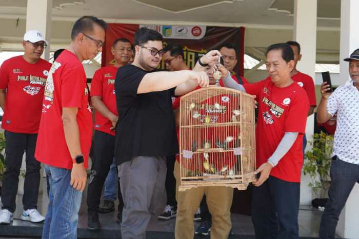 Photo of Cegah Kepunahan, Mas Dhito: Beritahu Jika Satwa Burung Butuh Treatment Ekstra