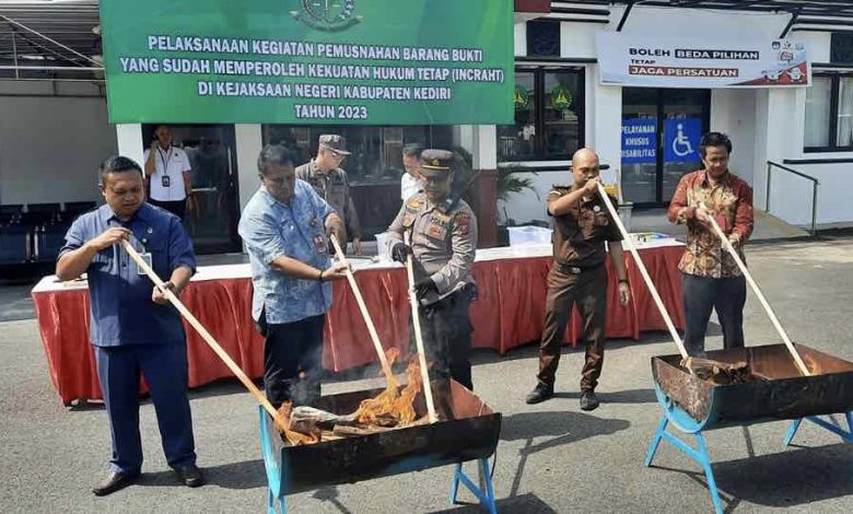 Photo of Kejari Kabupaten Kediri Gelar Pemusnahan Barang Bukti 128 Perkara